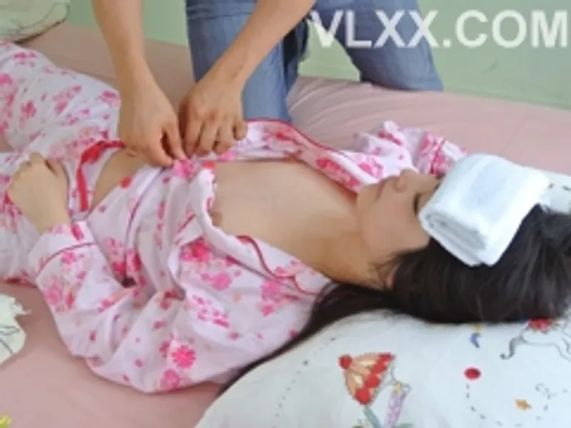 Anh ruột "chăm sóc" cô bạn gái đang bệnh